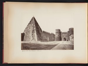 Utsikt over pyramiden til Caïus Cestius og Porta Ostiense i Roma, Italia Pyramiden av Cestius. Roma (tittel på objekt) av Anonymous