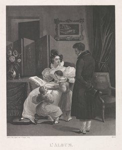 Interiør med en familie som ser på et bildealbum L