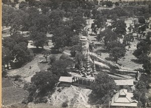 Tilbakelent Buddha-statue og pagode, sett fra luften av Anonymous