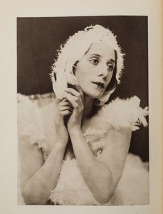 Anna Pavlova (Pavlovna) (1881-1931) i balletten The Dying Swan av Camille Saint-Saens, Anonym. Kromolitografi, , Privat samling av Anonymous Anonymous