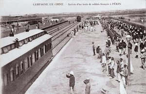 Ankomst av et fransk soldattog i Pekin under den kinesiske kampanjefotograferingen rundt 1900-1901 - Privat samling av Anonymous Anonymous