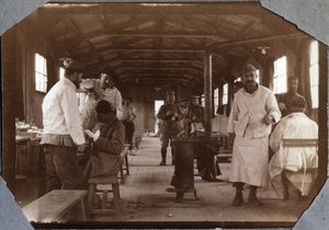 Første verdenskrig 1914-1918: omkledningsrom for franske sårede soldater. Couville dans la Manche, Basse-Normandie (Neder-Normandie), Frankrike. Anonym fotografering mai 1917. Privat samling, Stella. av Anonymous Anonymous