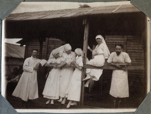 Første verdenskrig 1914-1918: sykepleiere og leger i bluse i Couville, Manche, Basse-Normandie (Basse Normandie), Frankrike. Anonymt fotografi juli 1917. Privat samling, Stella. av Anonymous Anonymous