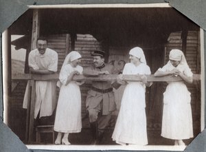 Første verdenskrig 1914-1918: sykepleiere i en morsom bluse med soldater og en lege i Couville, Manche, Basse-Normandie (Nedre-Normandie), Frankrike. Anonymt fotografi juli 1917. Privat samling, Stella. av Anonymous Anonymous