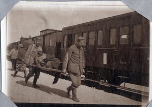 Første verdenskrig 1914-1918: soldatsår og bårer på en stasjon i Den engelske kanal, Nedre Normandie (Nedre Normandie), Frankrike. Anonym fotografering mai 1917. Privat samling, Stella. av Anonymous Anonymous