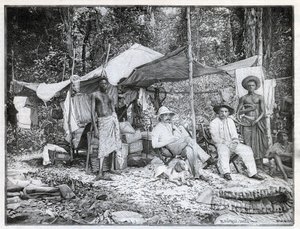 Oppdraget til den franske kapteinen Louis Gustave Binger (1856-1936): misjonsleiren i Afforenou, Elfenbenskysten. Gravering i “Le monde illustree”” fra 1892. Privat samling. av Anonymous Anonymous