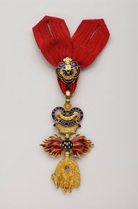 Order of the Golden Fleece: Østerriksk Golden Fleece - Redusert merke - 1850-1900 - Gull og emals - H: 7,6 cm; B: 4,5 cm; Vekt: 42 g - Privat samling av Anonymous Anonymous