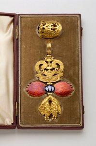 Order of the Golden Fleece: Spansk Golden Fleece - Merke tilhørende Arthur Wellesley (1769-1852) - Oavers - Produsert av Hamlet (London) - Debut på 1800-tallet - Gull og emals - H: 7,8 cm; B: 5,6 cm; Vekt: 38 g - Original veske i burgunder mar av Anonymous Anonymous