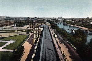 Paris: panoramautsikt mot Louvre. La Seine og Cathedrale Notre Dame (Notre-Dame), til høyre. Fotografi av 1920 i "" Artistic Album "" av byen Paris. Privat samling. av Anonymous Anonymous