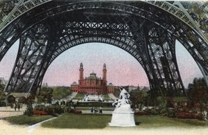 Paris: Palais du Trocadero sett under Eiffeltårnet. Fotografi av 1920 i "" Artistic Album "" av byen Paris. Privat samling. av Anonymous Anonymous