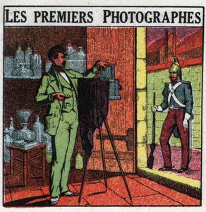 Fotografering: De første fotografene på 1800-tallet. Fotograf som skildrer en soldat i studioet sitt. Anonym illustrasjon fra 1925. Privat samling. av Anonymous Anonymous