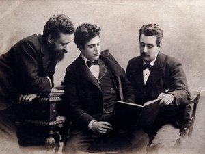 Portrett av (fra l. Til r.) Alberto Franchetti (1860-1942), Pietro Mascagni (1863-1945) og Giacomo Puccini (1858-1924) italienske komponister Fotografi. 1900 ca. Privat samling av Anonymous Anonymous