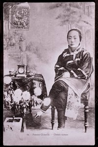 Portrett av kinesisk kvinne i tradisjonell drakt Hun har stripeføtter - Fotografi fra begynnelsen av 1900-tallet - Privat samling av Anonymous Anonymous