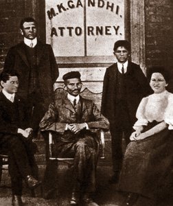 Portrett av politisk leder Mohandas Karamchand Gandhi (1869-1948) advokat i Durban, Sør-Afrika. Fotografi 1893 av Anonymous Anonymous