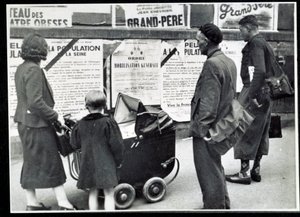 Andre verdenskrig (1939-1945): Forbipasserende leste mobiliseringsplakatene i september 1939 av Anonymous Anonymous