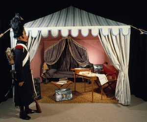 Telt til Napoleon I ved bivuak med en grenader til fots fra Imperiale Guard stigende vakt. Paris fra 1800-tallet, Musee de l'Armee av Anonymous Anonymous