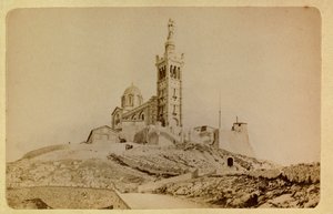Byen Marseille og dens omgivelser rundt 1885 -1890: Notre Dame de la garde, Privat samling av Anonymous Anonymous