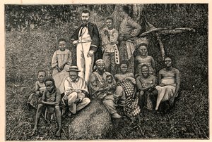 Oppdageren Pierre Savorgnan fra Brazza (1852-1905) og en gruppe urfolk fra det apostoliske vikariatet for de to Guineas (To Guineas) i Gabon. Gravering i «Les Missions Catholiques au XIXeme Siecle»» av Louis-Eugene (Louis Eugene) Louvet. pr av Anonymous Anonymous