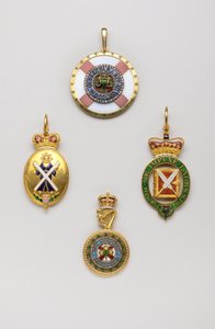 Storbritannia - Thistle Order - Venstre: Insignia of herald of Scottish våpen, dette insignia er ikke utelukkende knyttet til Order of Thistle, midten av 1700-tallet, Gold and Emals, H 7 cm; b 3,8 cm; vekt: 36 g - Høyre: insignier for dekan ved O av Anonymous Anonymous