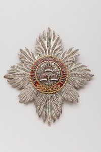 Storbritannia - Order of the Bath: Knight's plakett tilhørende George IV (1762-1830), regent, daværende konge av England (1820-1830) - Produsert av Rundell, Bridge & Rundell, London - 1813 - Gull, sølv, diamanter og emaljer - H 11,9 cm; b 10,6 cm;  av Anonymous Anonymous