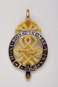 Storbritannia - Order of the Garter: insignier av gentleman-foged of the black stick - Mønsteret til merket, en av "kjærlighetssjøene" til halskjedet omgitt av et strømpebånd, ble vedtatt i 1566 - Motto "" Honi est qui mal tenke på det” av Anonymous Anonymous