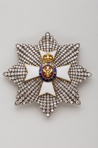Storbritannia - Royal Order of Victoria: plakett av ridder Grand Cross - Slutten av XIX århundre - Gull, sølv, diamanter, smaragd, rubiner og emaljer - D 7,9 cm; vekt: 56 g - Privat samling av Anonymous Anonymous