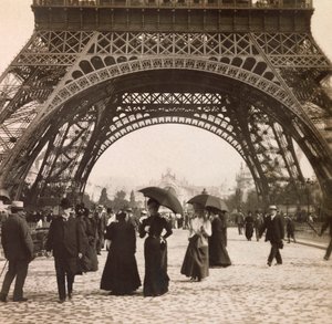 Universell utstilling av 1900 - Exposition Universelle de 1900 i Paris: Utsikt under Eiffeltårnet - privat samling av Anonymous Anonymous