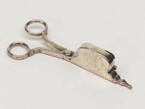 Candle snuffer, Board of Ordnance, ca. 1696 (snuffer) av Anthony Nelme