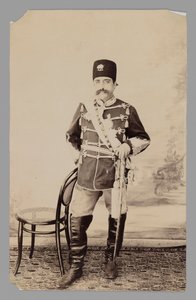 Full lengde portrett av Mozaffar al-Din Shah, slutten av 1800-begynnelsen av 1900-tallet (sølv gelatintrykk) av Antoin Sevruguin