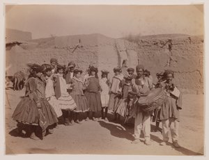 Gruppe kvinner som danser i stammedrakt (sølvalbumintrykk)