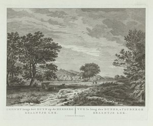 Sanddynelandskap med en vandrefamilie Utsikt langs sanddynen på vertshuset Kraantje Lek / Vue le long des dunes, a l'auberge Kraantje Lek (tittel på objekt)