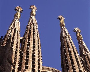 Spirer fra La Sagrada Familia, kirke startet i 1882 (bilde)