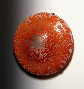 En hengende skjerm designet av brødrene Daum, dekorert med et korallfarget design av bær og blader, 1900-tallet (glass, emalje) av Antonin and Auguste Daum