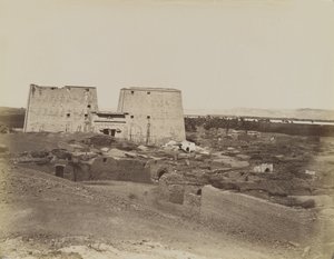 Edfu, utsikt over Pylon og Village av Antonio Beato