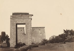 Karnak: Porten til Khonsu av Antonio Beato