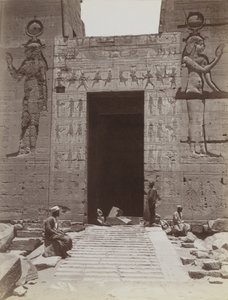 Philae, nærbilde fra sør for den andre Pylon-inngangen ved Temple of Isis