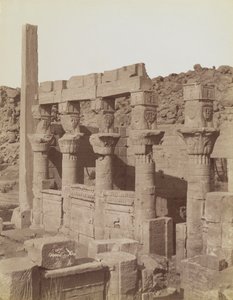 Philae, utsikt fra nordøst av sørenden av West Colonnade og verandaen til Nectanebo ved Temple of Isis av Antonio Beato