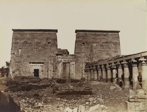 Philae, utsikt over pylonen med søyler av Antonio Beato