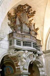 Testa orgel med marmorskulptur