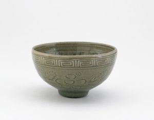 Serveringsskål i stil med Longquan ware, serveringsskål (hachi), tidlig på 1800-tallet (steintøy med celadon-glasur) av Aoki (attr. to) Mokubei