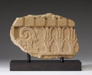 Fragment av en frise med en steinbukk og orykser, 5.-4. århundre f.Kr. (kalkstein)