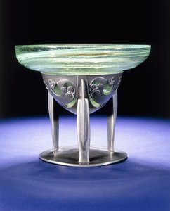 En Liberty Tudric tinnskål med James Couper & Sons Clutha glassforing, ca. 1902-05 (tinn, glass)
