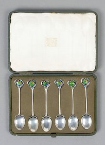 Et sett med Cymric sølvskjeer i eske med emaljerte endestykker designet av Archibald Knox (1864-1933)