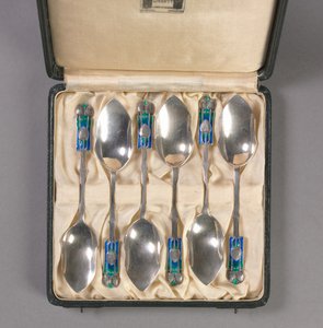 Sett med seks skjeer i original eske, produsent Liberty and Company, ca. 1895-1910