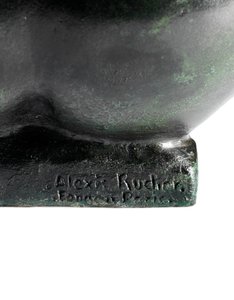 Hukende jente som holder en fot av Aristide Maillol