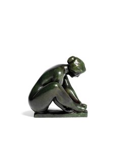 Hukende jente som holder en fot av Aristide Maillol