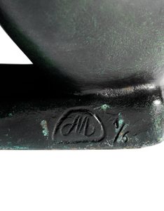 Hukende jente som holder en fot av Aristide Maillol