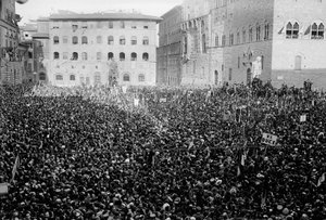 Folkemengde samlet på Piazza Signoria i anledning Hitlers og Mussolinis besøk i Firenze, 05/1938 (s/hv-bilde)