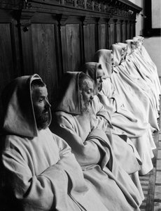Munker ber ved Eremitasjen i Camaldoli, Italia, ca. 1925 (gelatinsølvtrykk)