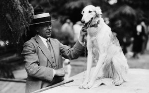 Eier med hunden sin på en hundeutstilling, Italia, ca. 1905 (glassplate)